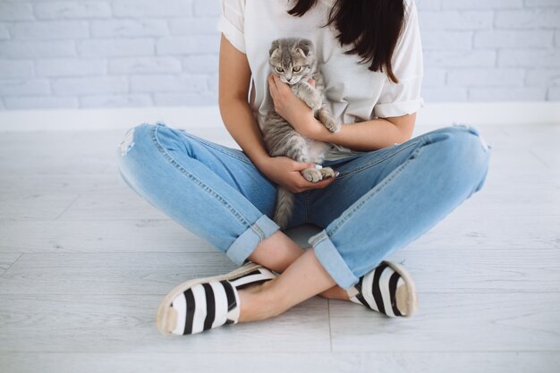 Gatito abrazando mujer