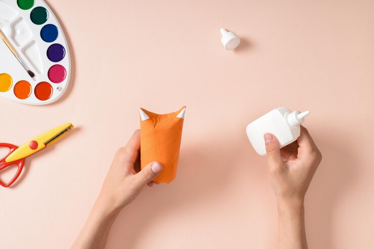 Foto un gatito con sus propias manos de una manga de papel higiénico y papel de color instrucción fotográfica paso a paso paso 1 espacio de copia vista superior plana