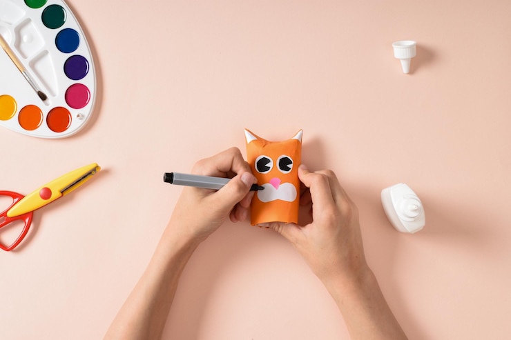 Foto un gatito con sus propias manos de una manga de papel higiénico y papel de color instrucción fotográfica paso a paso paso 1 espacio de copia vista superior plana