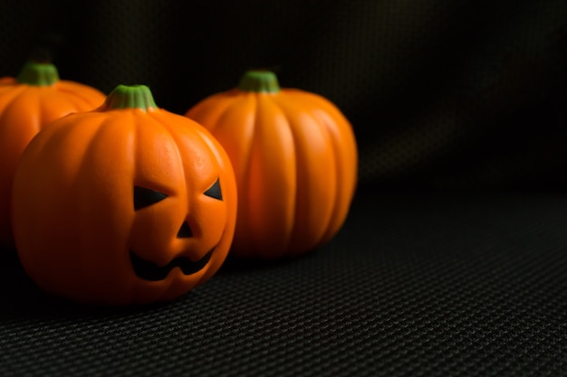 Foto el gato de la calabaza de halloween en imagen de fondo negra del día de fiesta.