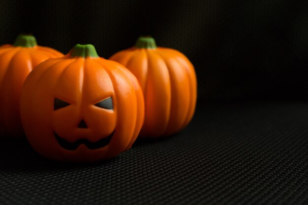 El gato de la calabaza de Halloween en imagen de fondo negra del día de fiesta.