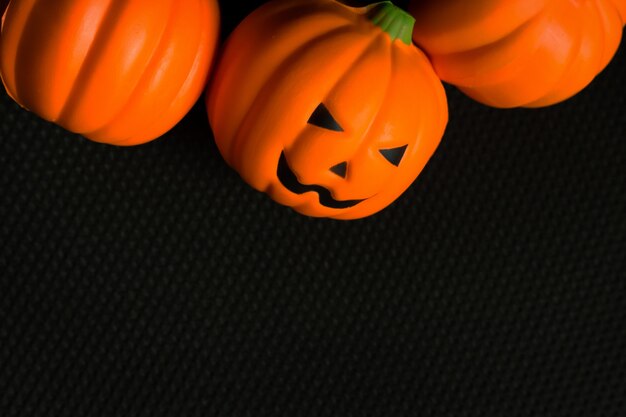 El gato de la calabaza de Halloween en imagen de fondo negra del día de fiesta.