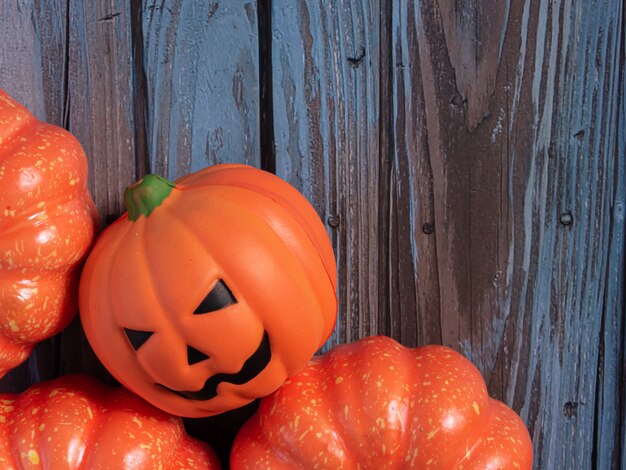 El Â gato de calabaza en la mesa de madera para halloween o concepto de vacaciones