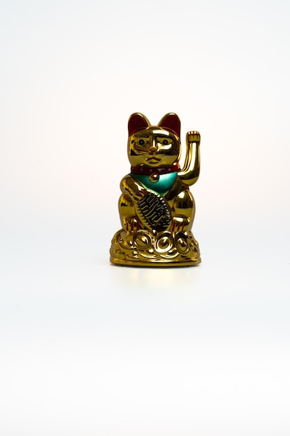 gato chinês maneki neko em fundo branco cópia espaço gato dourado