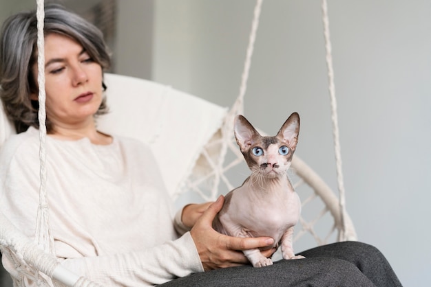 Gato de explotación de mujer borrosa de tiro medio