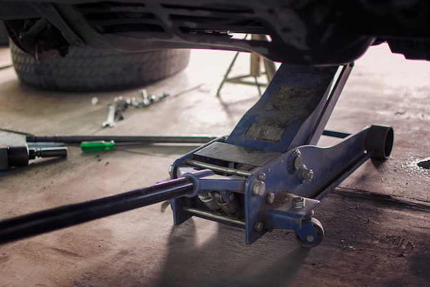 Gato hidráulico para levantar el automóvil para mantenimiento en talleres de reparación de automóviles.