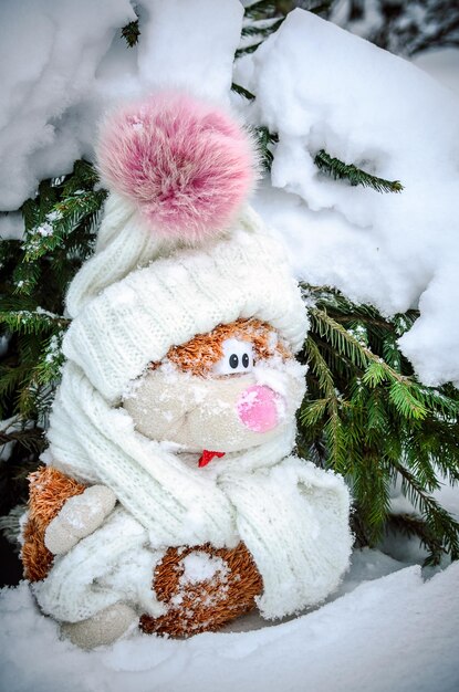 Un gato de juguete en la nieve.