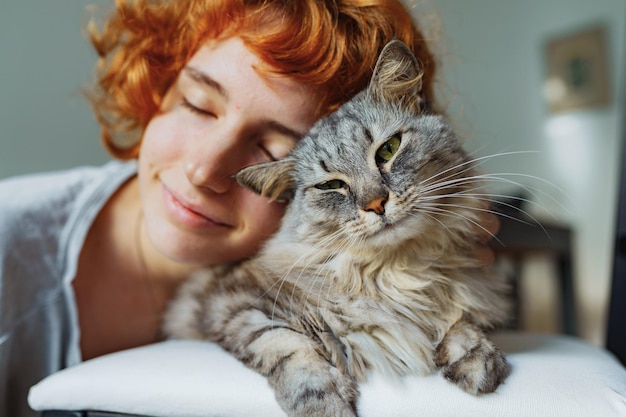 Gato de mascota junto a la madre propietaria