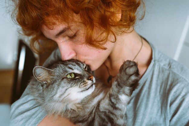 Gato de mascota junto a la madre propietaria