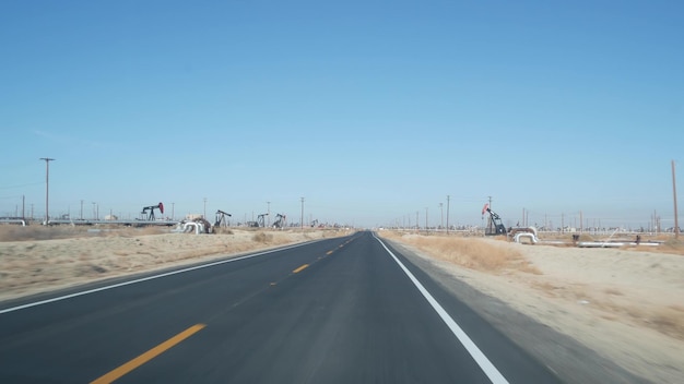 Gatos de bomba en plataformas petrolíferas de EE. UU. para la extracción de crudo fósil en pozos petrolíferos