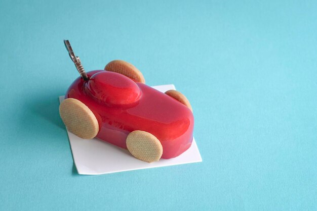 Gatou cake con la forma y forma de un deportivo rojo