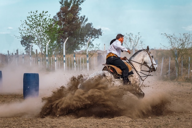 Gaucho argentino en juegos de habilidad criollos en la Patagonia Argentina.