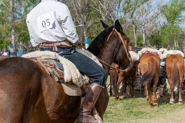 Gaucho argentino en juegos de habilidad criollos en la Patagonia Argentina.