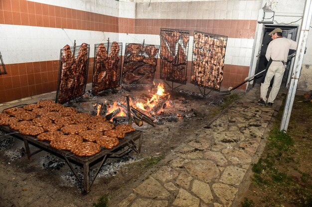 Gaucho assado churrasco salsicha e costelas de vaca cozinha tradicional argentina Patagônia Argentina