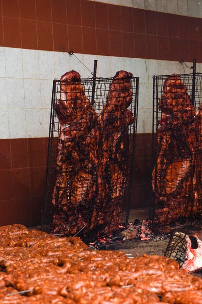 Gaucho assado churrasco salsicha e costelas de vaca cozinha tradicional argentina Patagônia Argentina