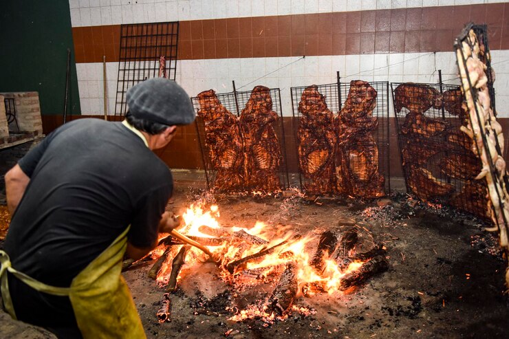 Foto gaucho grelhado salsicha de churrasco e costelas de vaca cozinha tradicional argentina