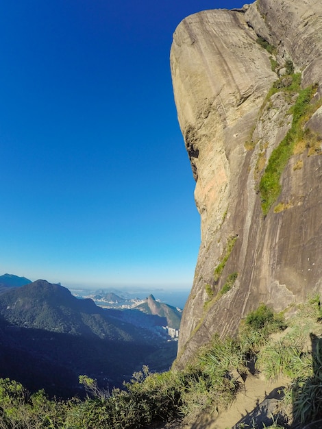 Gavea piedra en Río de Janeiro con un hermoso cielo azul.