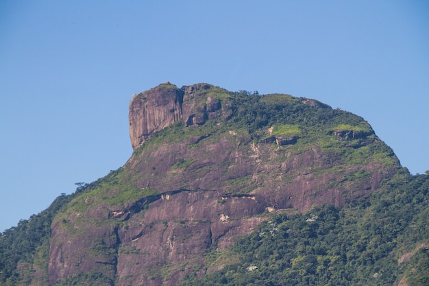 Gavea-Steinblick vom Strand Barra da Tijuca in Rio de Janeiro Brasilien.