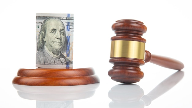 Foto gavel de justiça no fundo da corrupção dos dólares na lei que compra um julgamento