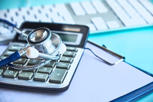 Gavel e estetoscópio jurisprudência médica definição legal de negligência médica