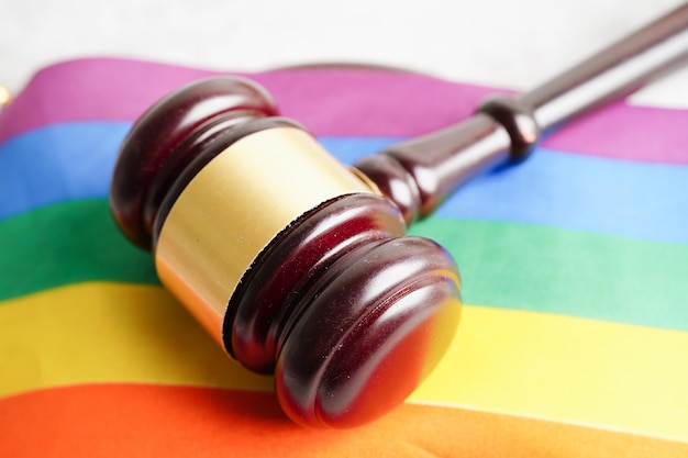 Gavel para juiz advogado com símbolo de bandeira de arco-íris de coração do mês do orgulho LGBT