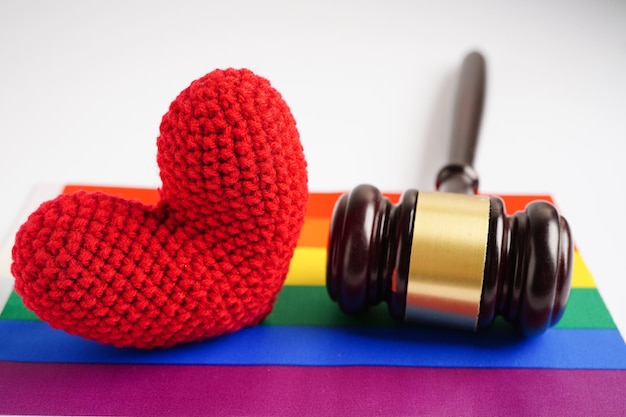 Gavel para juiz advogado com símbolo de bandeira de arco-íris de coração do mês do orgulho LGBT