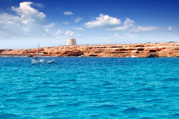 Gavina-Turm in traditionellem Boot der Formentera-Insel