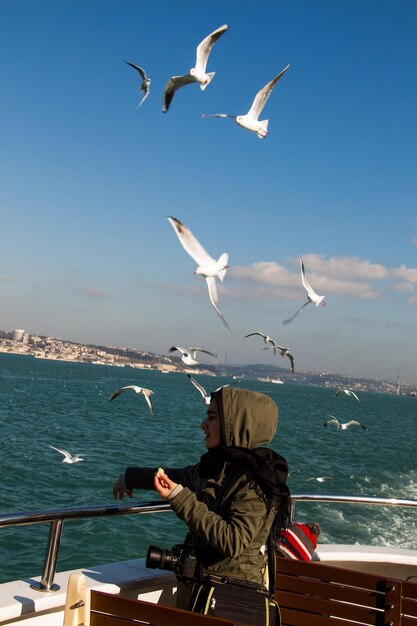 Las gaviotas volando en el cielo sobre las aguas del mar