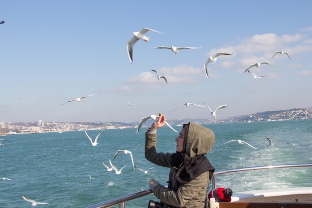 Gaviotas volando en el cielo sobre las aguas del mar