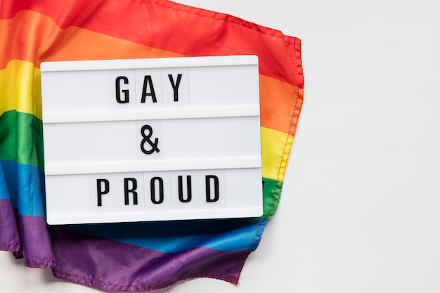 Gay and Proud Lightbox-Nachricht auf einer LGBT-Gay-Pride-Flagge