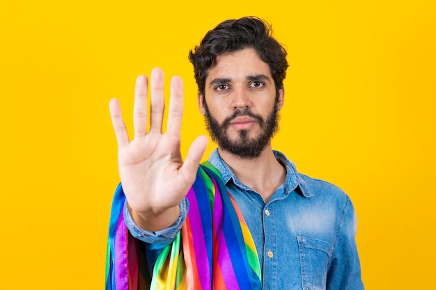 Gay Pride Homosexueller Junge mit der Hand nach vorne, der ein Stoppschild zum Vorurteil macht