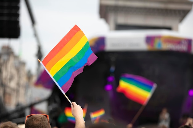 Gay Pride lgbtq Regenbogenfahnen werden bei einer Pride-Veranstaltung in der Luft geschwenkt