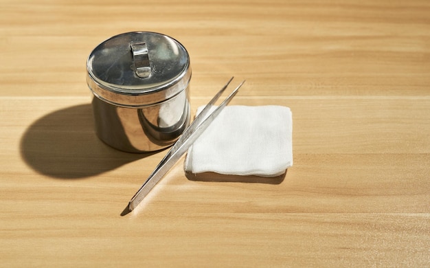 Gaze zum Wundverband mit Glas auf dem Tisch