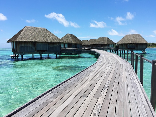 Gazebo am Meer gegen den blauen Himmel