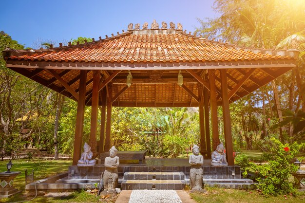 Gazebo antiguo techo pabellón pagoda de estilo asiático soleado de verano gardentone estatuas de ruta tropical