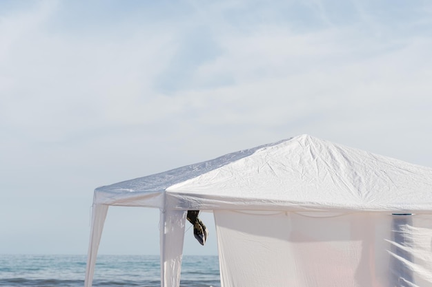 Foto gazebo blanco en la playa con el mar de fondo