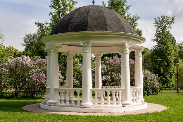 Gazebo branco lindo em uma primavera florescendo Park