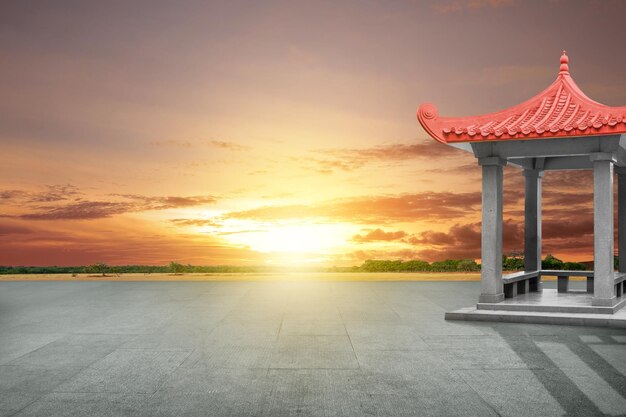 Gazebo chinês construindo no prado