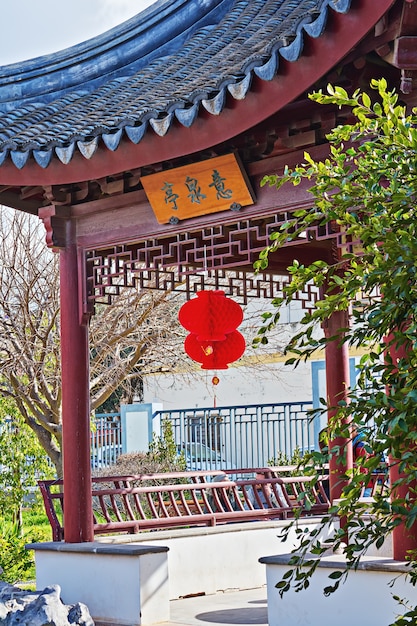 Gazebo chinês no jardim com lanterna tradicional vermelha chinesa