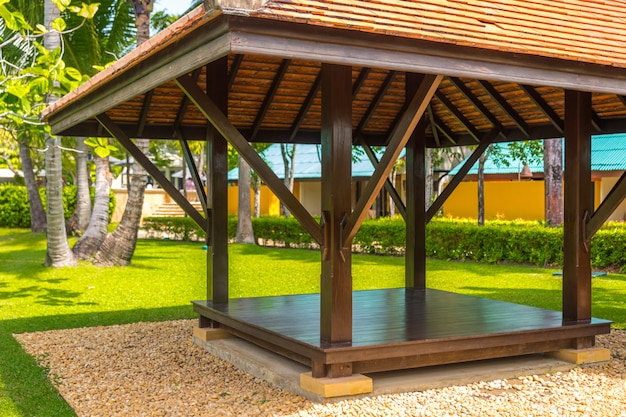 Gazebo de madeira bonito na natureza tropical