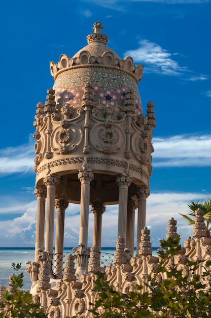 gazebo de pedra estilo arabesco no fundo do céu azul