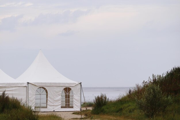 Foto gazebo durch gebäude gegen den himmel