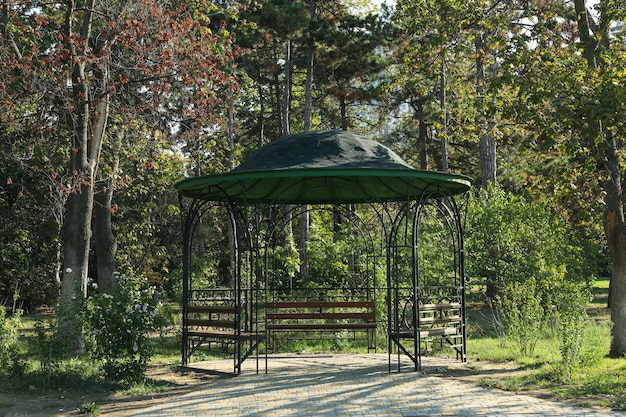 Gazebo en el hermoso parque de la ciudad en mañana soleada