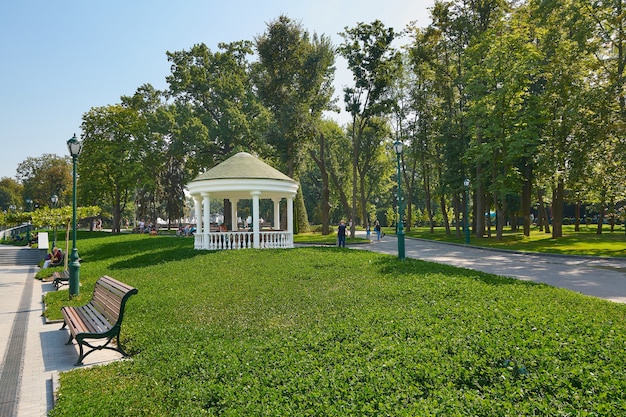 Gazebo en el jardín de verano bajo el sol