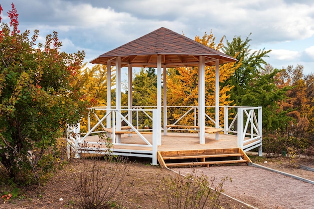 Gazebo de madera en el parque de otoño Foto de alta calidad