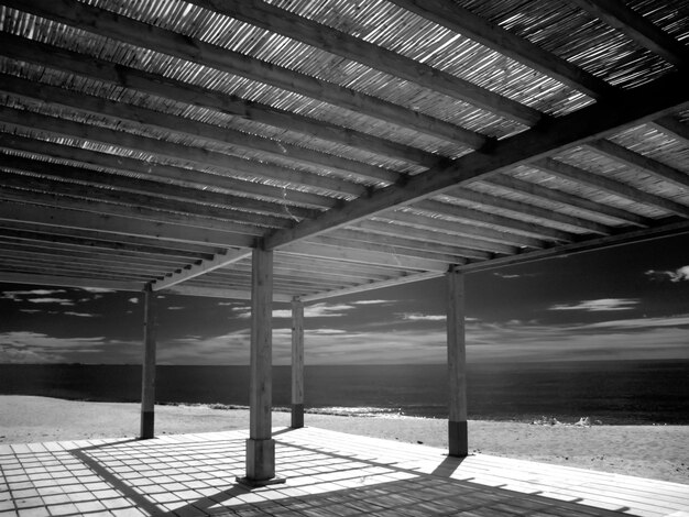 Foto gazebo de madera en la playa contra el cielo en un día soleado