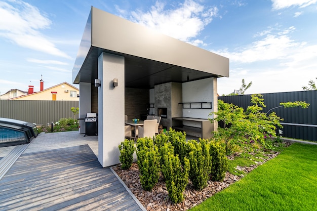 Gazebo mit eingebautem Grill Tisch und Stühle Tolles Design Grüner Rasen herum