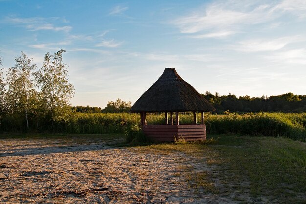 Foto gazebo no campo contra o céu ao pôr-do-sol