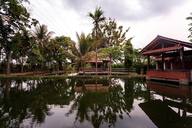 Gazebo no meio de um lago em Java, Indonésia