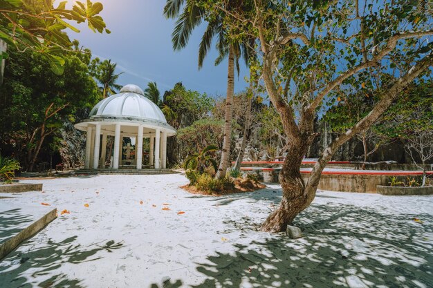 Foto gazebo por árvores contra o céu durante o inverno